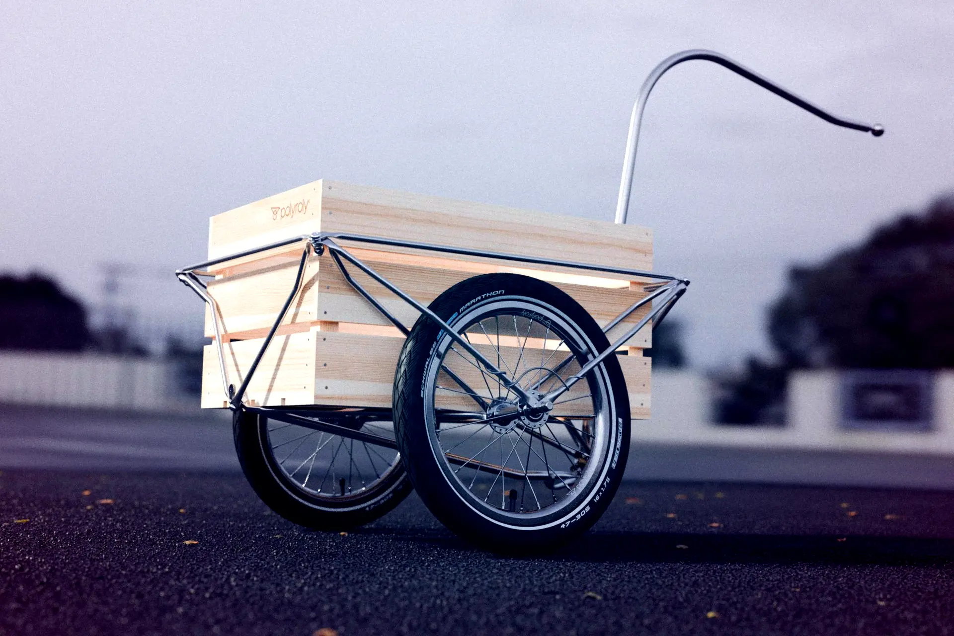 polyroly CLASSIC Vintage mit Holzkiste auf Asphalt