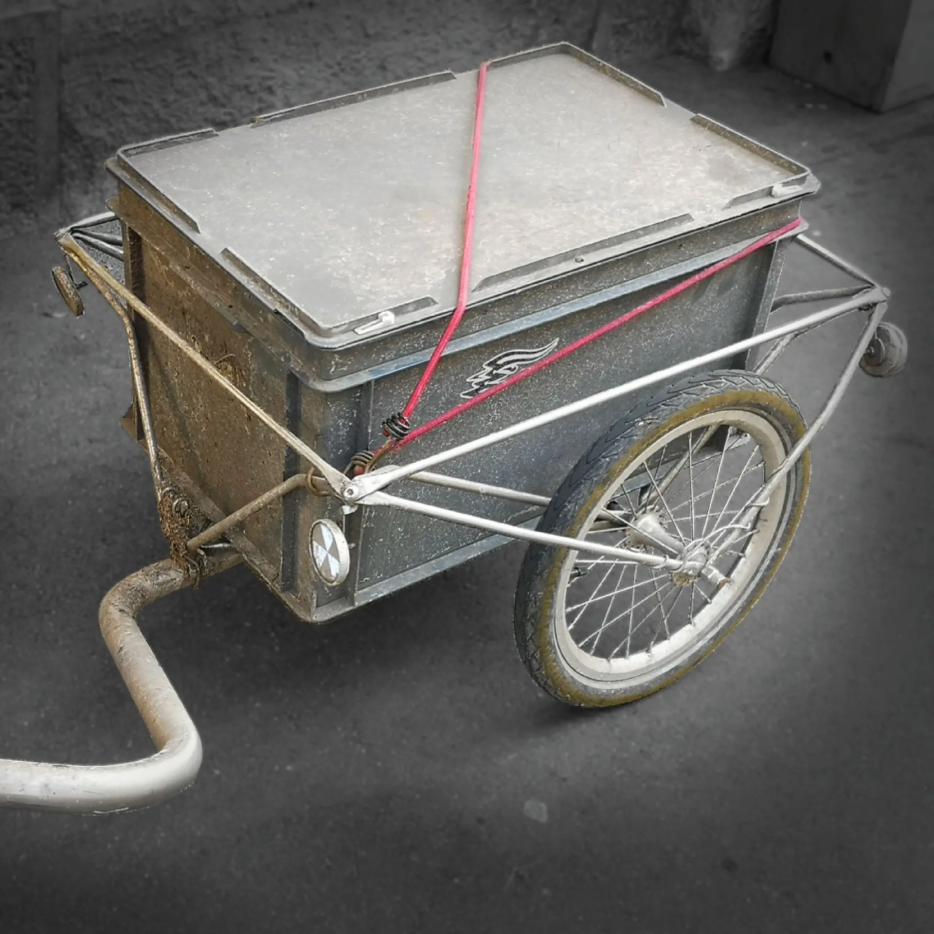 BOX 1.O des ehemaligen Sharing-Unternehmens BOND in Zürich. So wurden die Batterien in den Mietfahrzeugen transportiert und ausgetauscht.