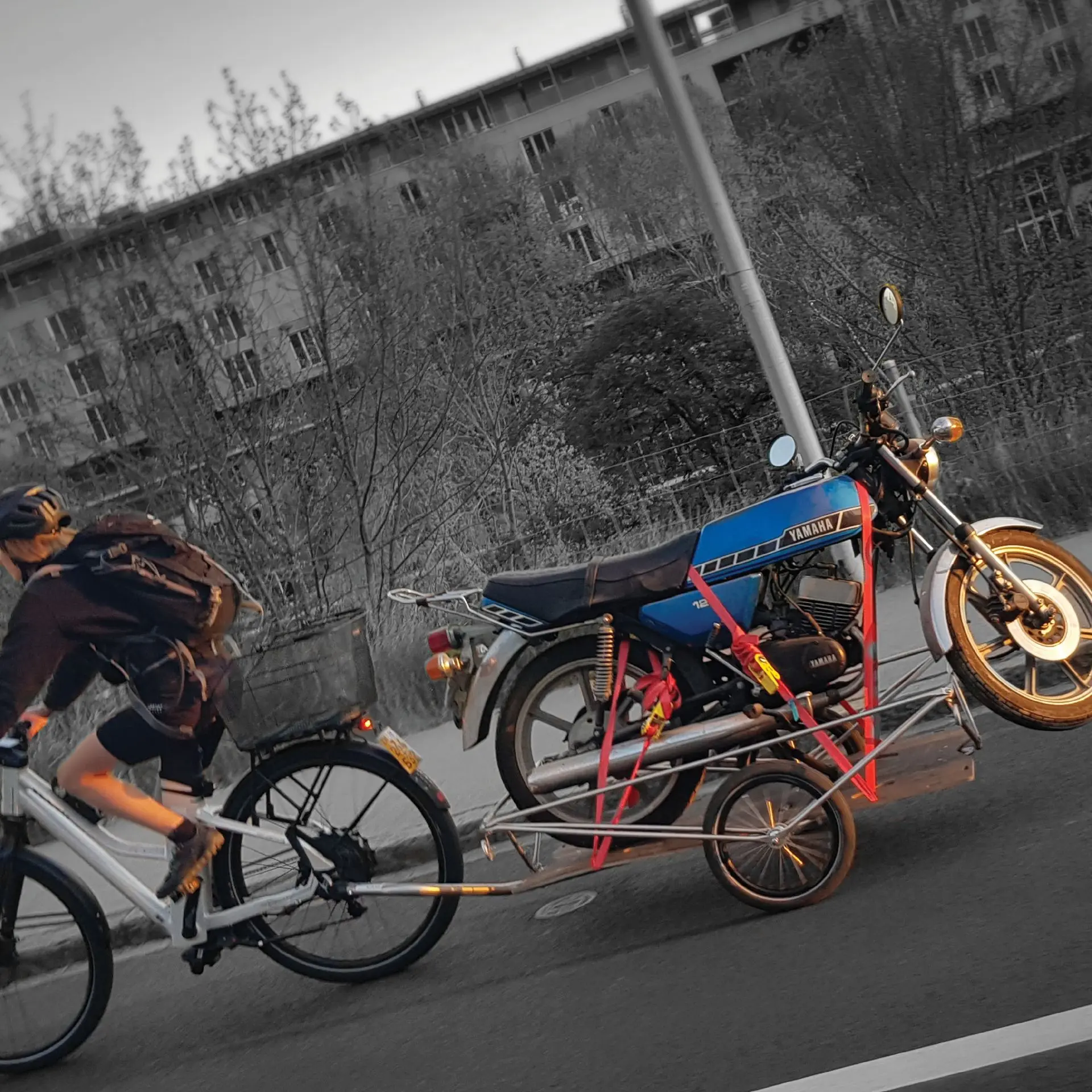 Die Frau auf dem E-Bike ist ein Profi. Bitte nicht nachmachen. BOX 3.O mit Töffli.