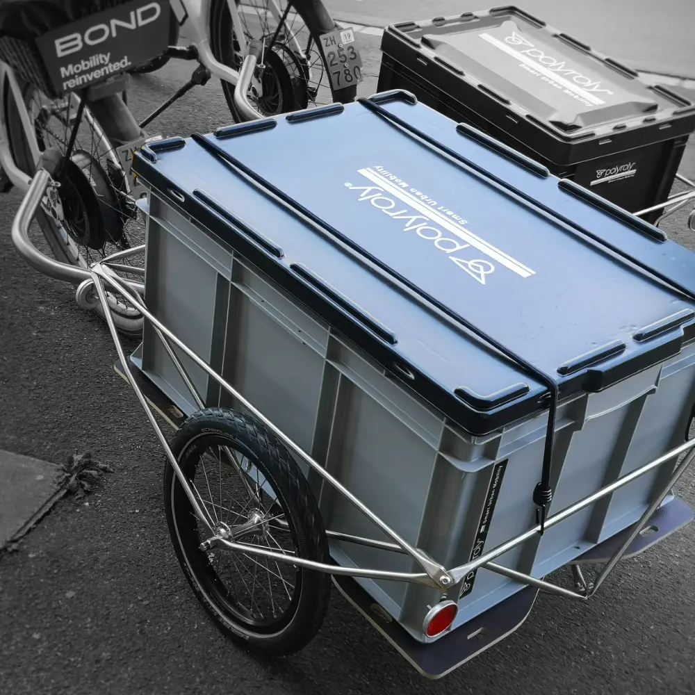 BOX 2.0 polyroly and einem BOND-Sharing-Stromer in Zürich. Der 2.0 ist das ideale Fahrzeug für die grossen 60 x 80 cm RAKO Kisten.
