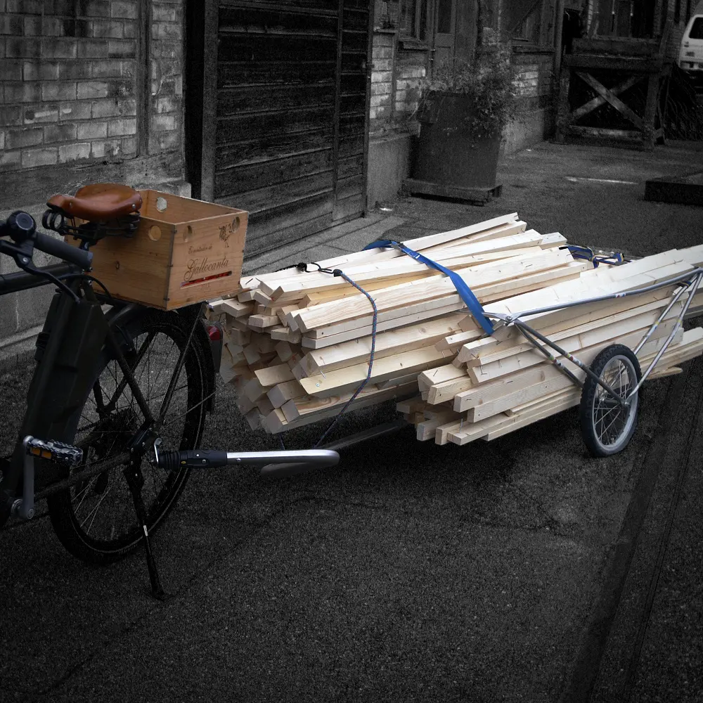 COURIER-Vorgänger mit verlängerter Spezialdeichsel. Keiner transportiert mehr mit weniger als Wiederverwerkle in Winterthur.
